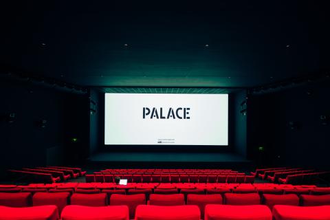 Photo d'une salle du cinéma Palace avec projection du nom sur l'écran géant