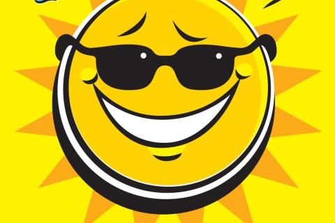 Soleil souriant avec lunettes solaires